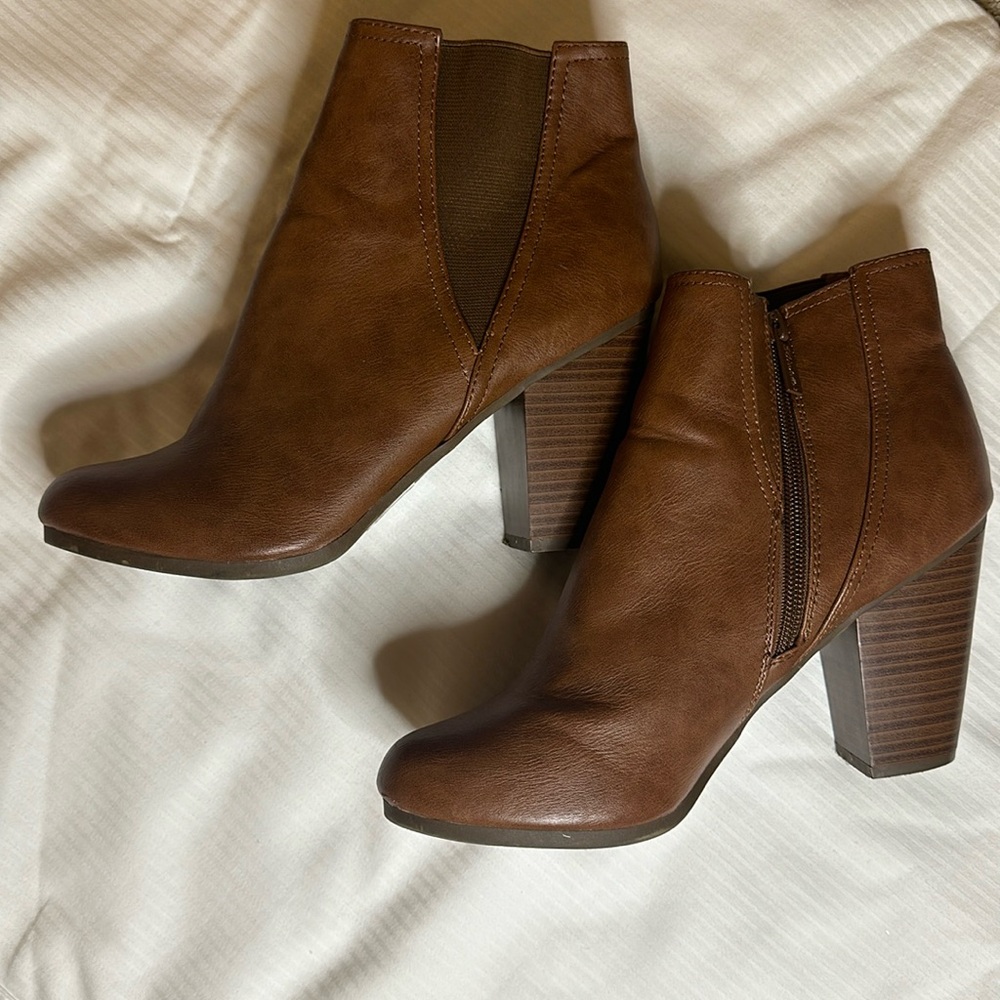 Breckelle’s Womens Booties Size 9